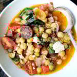 一碗炖鹰嘴豆配番茄和罗勒。