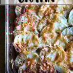 在9x13英寸的烤盘中烤土豆的俯视图。