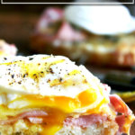 Croque madame - Croque monsieur上面有一个荷包蛋-放在砧板上。