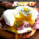 Croque madame - Croque monsieur上面有一个荷包蛋-放在砧板上。