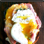 Croque madame - Croque monsieur上面有一个荷包蛋-放在砧板上。