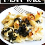 一盘烤盘意大利面与甘蓝奶油烤菜。