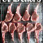 未烤的羊排放在烤盘上。