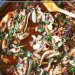 煎锅里装满了鸡肉丁加。