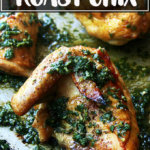 香脆的香草鸡放在平底锅上。