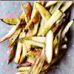 一堆脆,简单的炉烤鸡炸薯条。