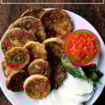 一盘脆茄子，马苏里拉奶酪，罗勒，番茄酱