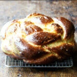 一块刚烤出来的面包的香气。