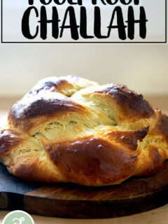 板刚烤出来的面包的香气。