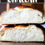 一块自制的白面包面包。