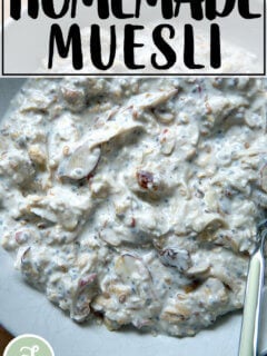 伯奇主义分子的一碗牛奶什锦早餐。