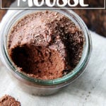 一个架空的眼镜充满了巧克力慕斯。