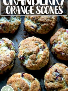 刚刚烤蔓越莓司康饼。