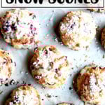 一盘新鲜出炉的蔓越莓司康饼。