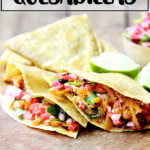 甘薯油炸玉米饼放在木板上。