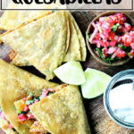 甘薯油炸玉米饼放在木板上。