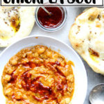 摩洛哥鹰嘴豆炖菜，又名Leblebi，与面包和哈里萨面包一起放在桌子上。