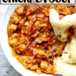 摩洛哥鹰嘴豆炖菜，又名Leblebi，与面包和哈里萨面包一起放在桌子上。