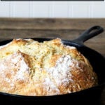 一个铸铁煎锅，里面装满了爱尔兰苏打面包。