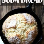 在铸铁煎锅里刚烤好的爱尔兰苏打面包。