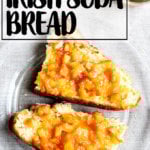 一盘烤爱尔兰苏打面包配橘子酱。