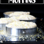 煎锅上的英式松饼。