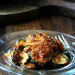 一盘西葫芦帕尔马干酪。