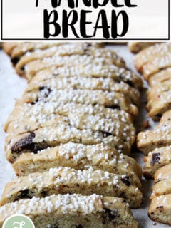 刚烤了曼德尔面包。