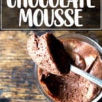 一碗用aquafaba做的素食巧克力慕斯。