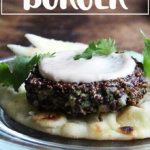 盘子上放着酥脆的藜麦蛋糕和芝麻酱。