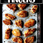 在平底锅烤的鸡肉的手指。