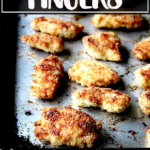 在平底锅烤的鸡肉的手指。