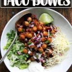 鹰嘴豆玉米卷配生菜、酸奶油、青柠和切达干酪。