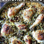 锅摩洛哥鸡肉和饭日期、开心果和哈里撒在锅里。