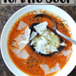 厨房番茄汤的俯拍镜头。