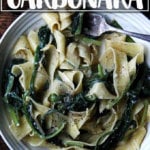 盛着不含培根的加了绿色蔬菜的干酪意面的碗。