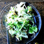 节日的下降在一盘沙拉。