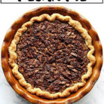 俯拍不含玉米糖浆的波旁山核桃派。