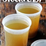 两夸脱自制蔬菜高汤。