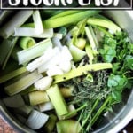 一锅自制的蔬菜高汤。