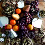 奶酪板装满自制three-seed饼干、奶酪、蜜饯的,水果,海棠粘贴。