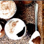 巧克力罐奶油覆盖巧克力刨花在板上。