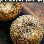 在板子上的德加农民面包。