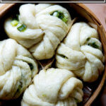 装满中国蒸葱包的蒸笼。