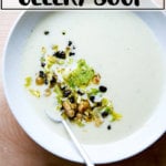 一碗奶油芹菜汤的俯拍镜头。