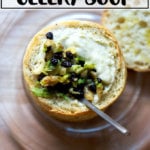 一碗奶油芹菜汤的俯拍镜头。