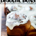 奶油蛋卷肉桂面包，涂了糖霜。