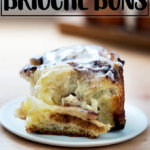 奶油蛋卷肉桂面包，涂了糖霜。