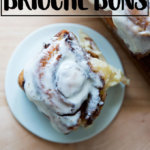 奶油蛋卷肉桂面包，涂了糖霜。