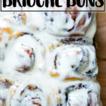 肉桂面包，放在9英寸见方的烤盘里。